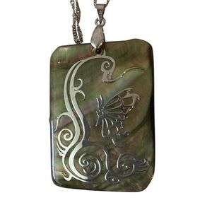 Beautiful Rectangle Green black shell Pendant Necklace with Butterfly design